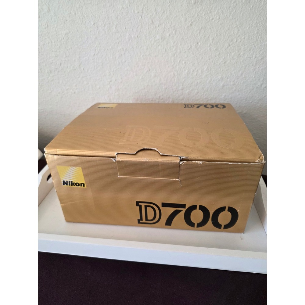 Nikon D700 12.1MP Digital SLR Camera Body FX Full Frame with Box & Auto Winder